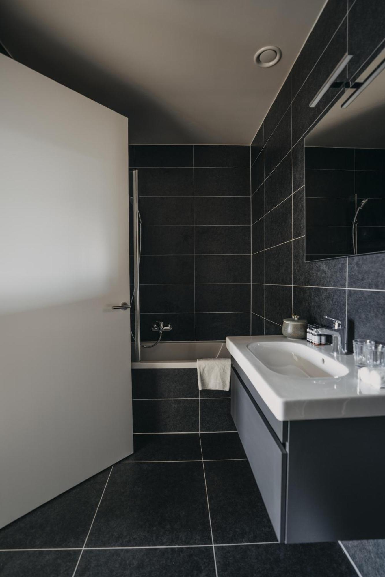 Huswell - The Tide - Stylish Seaview Apartment For 4 - Prime Location & Private Parking Cadzand Exterior foto